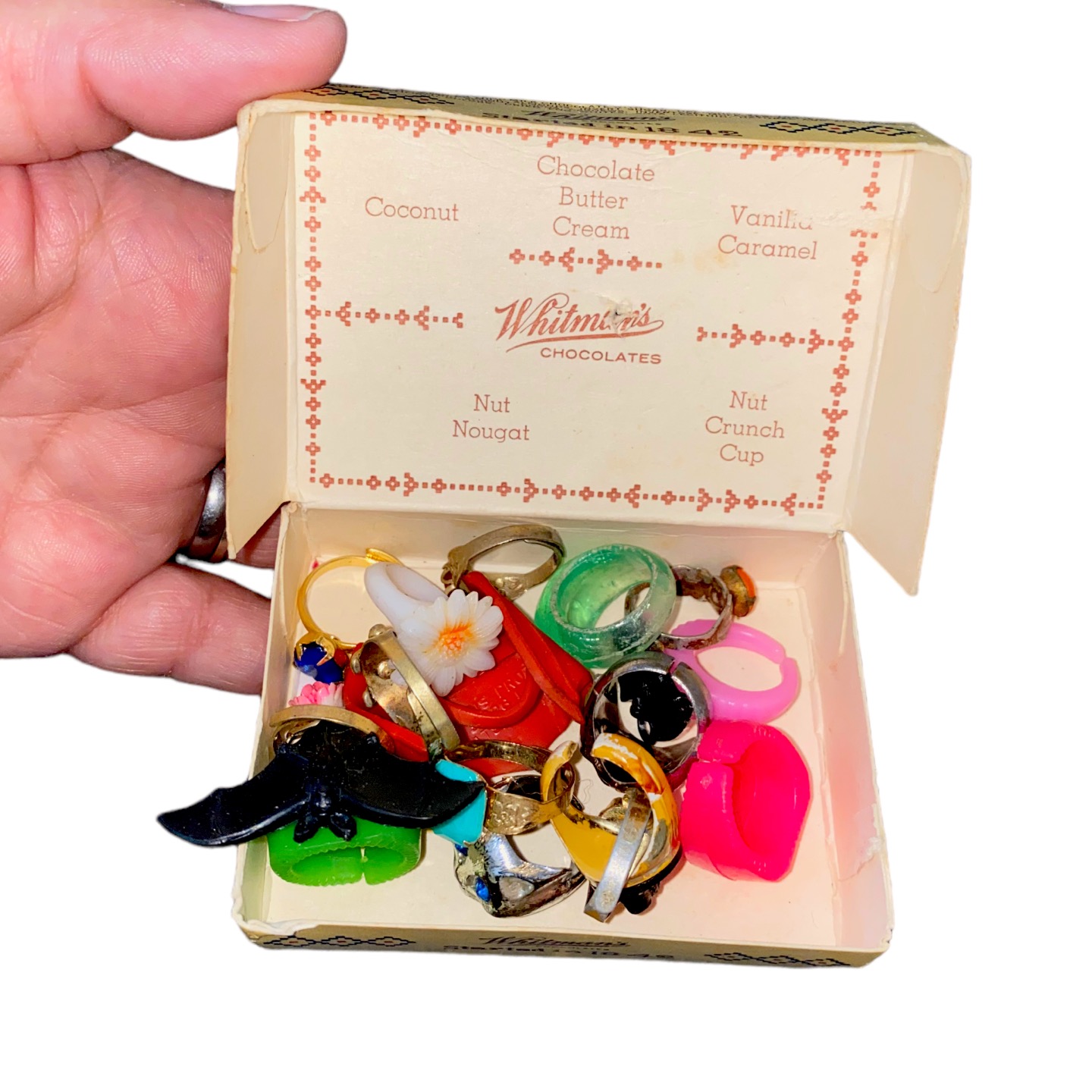 Lot Of Vintage Prize Or Cracker Jack Rings In Candy Box (Some Glow!)