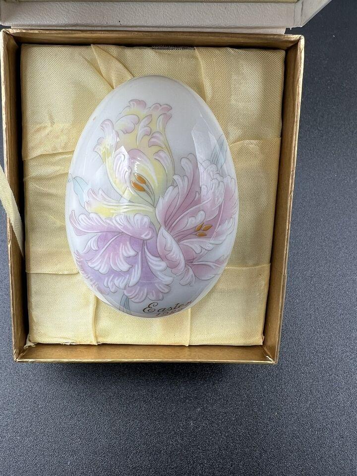 Signed Peggy Karr fused art glass bowl cat in resting in garden.